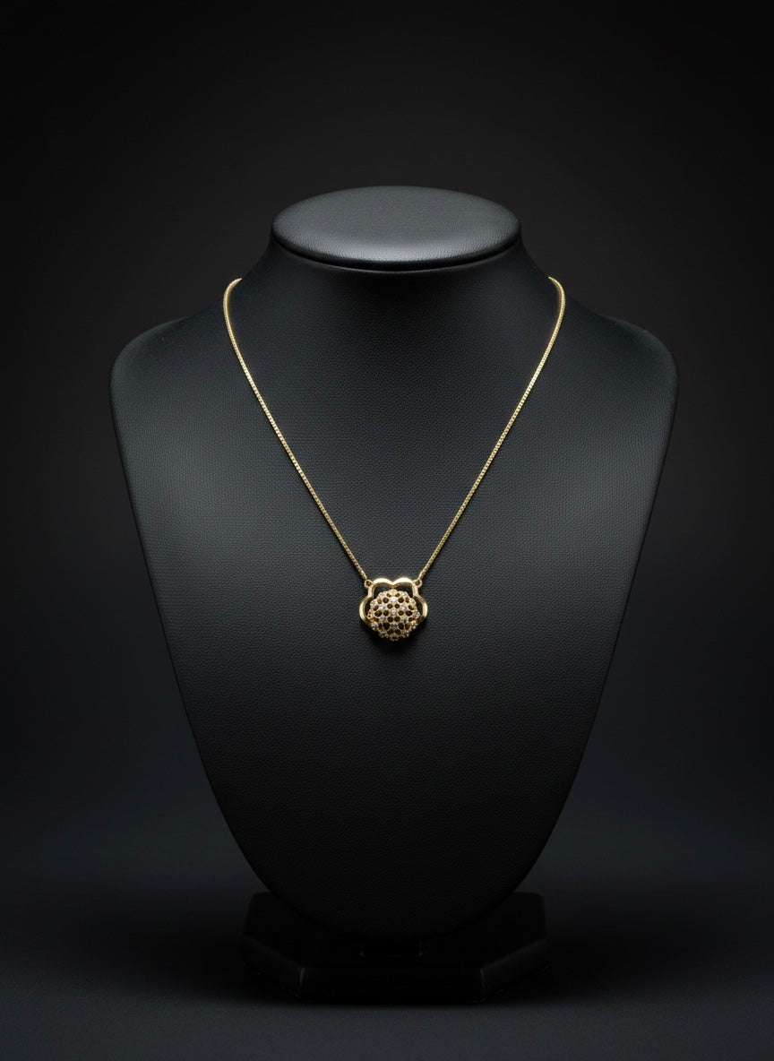 Elegant Clover Crystal Gold Pendant Necklace – Luxury Minimal Design