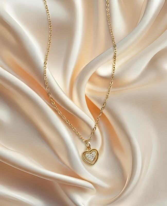 Elegant Gold Heart Crystal Pendant Necklace – Minimal Love Design