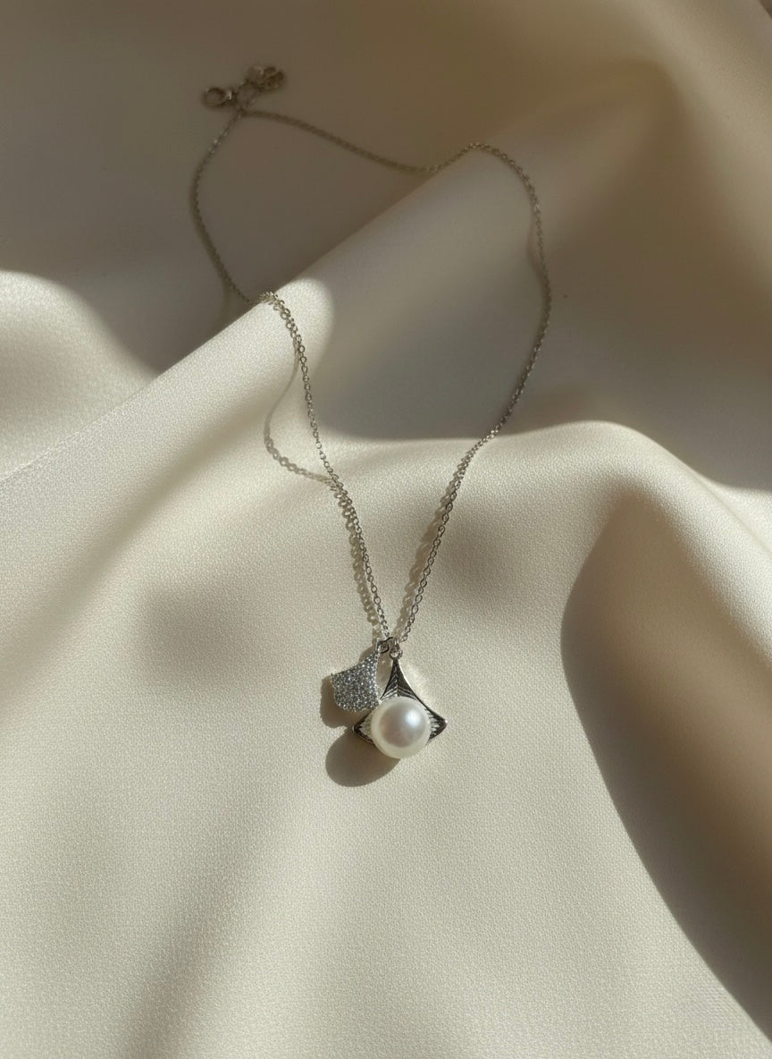 Elegant Pearl & Crystal Silver Pendant Necklace – Luxury Statement Design