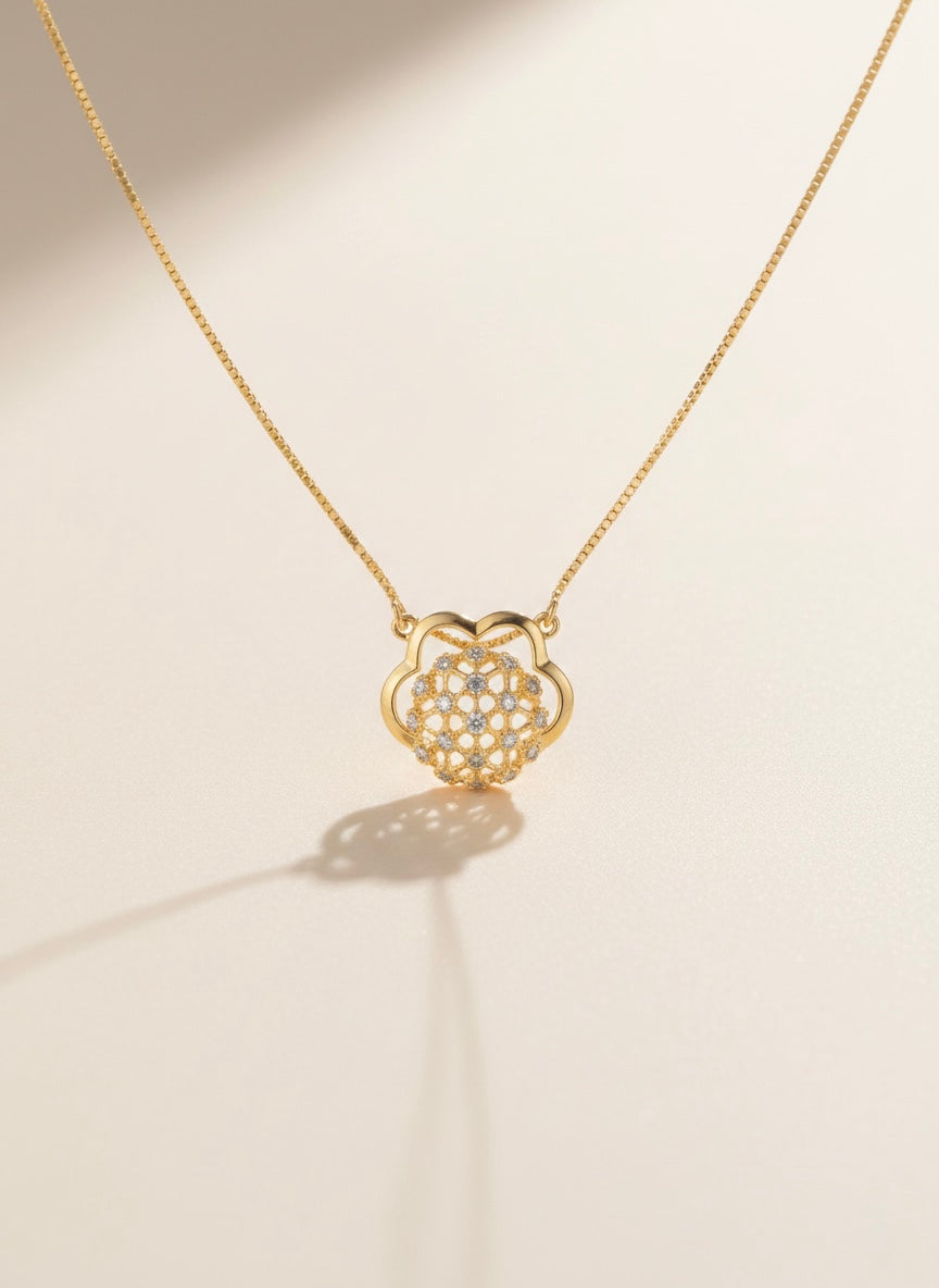 Elegant Clover Crystal Gold Pendant Necklace – Luxury Minimal Design