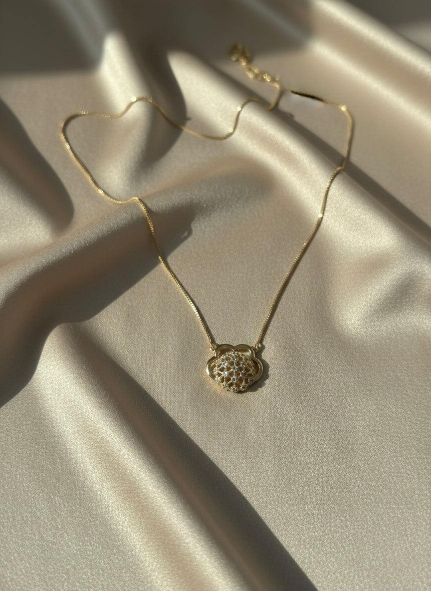 Elegant Clover Crystal Gold Pendant Necklace – Luxury Minimal Design