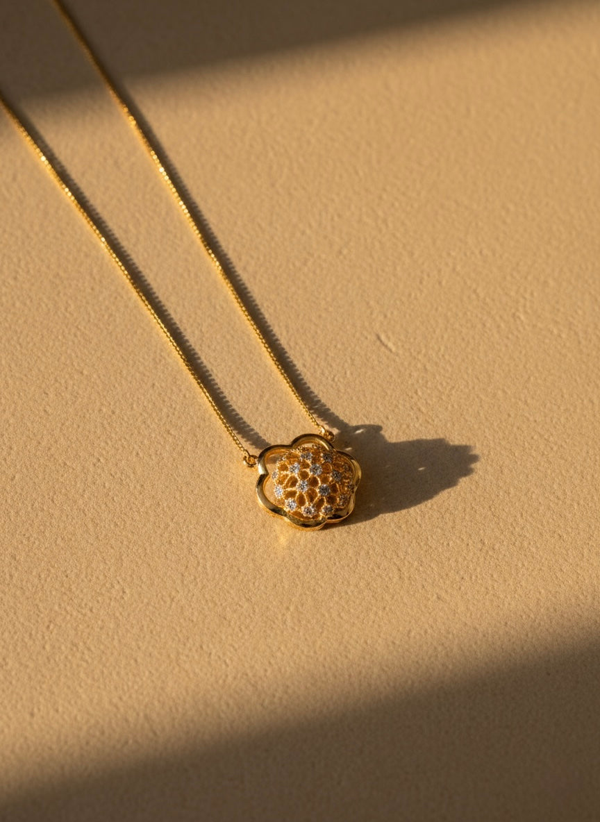 Elegant Clover Crystal Gold Pendant Necklace – Luxury Minimal Design