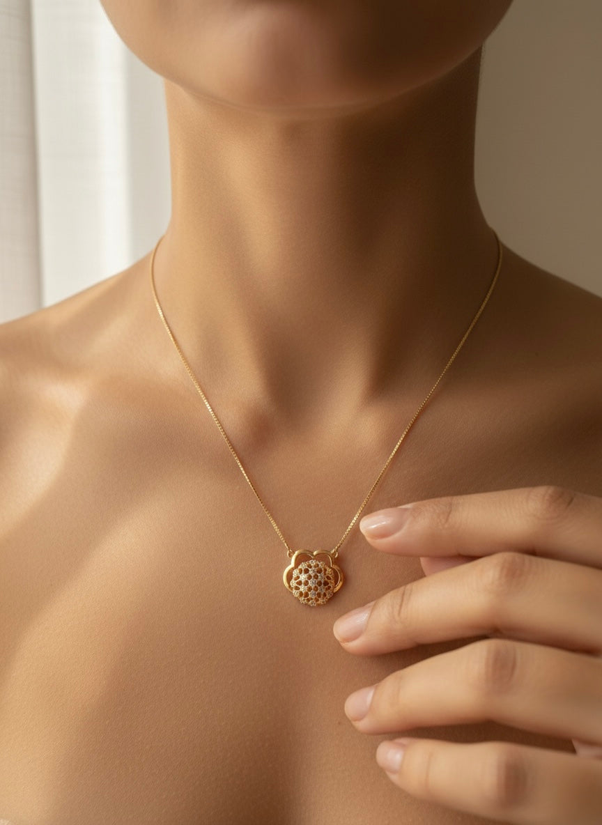 Elegant Clover Crystal Gold Pendant Necklace – Luxury Minimal Design