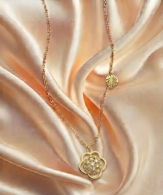 Elegant Clover Crystal Gold Pendant Necklace – Luxury Minimal Design