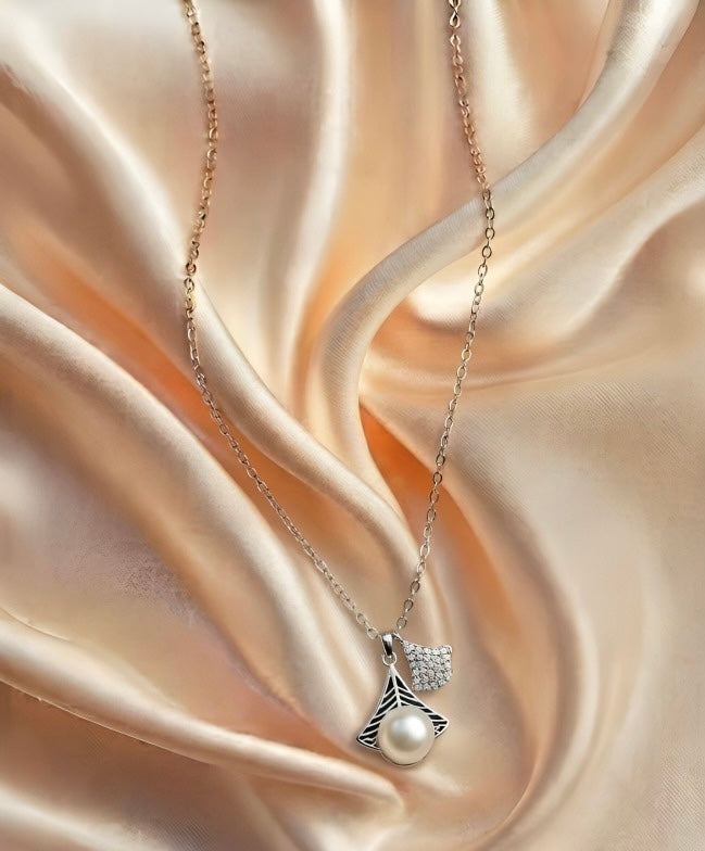 Elegant Pearl & Crystal Silver Pendant Necklace – Luxury Statement Design